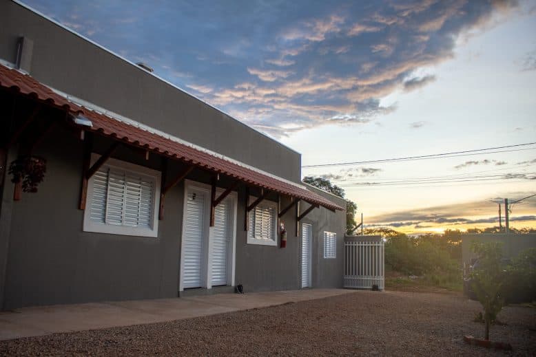 Fachada da Pousada Zero Três em Chapada dos Guimarães